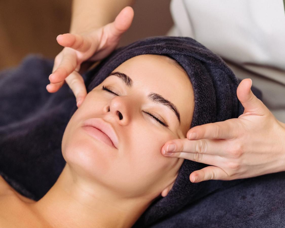 Address Istanbul Hotel Exterior foto A woman receiving a facial massage