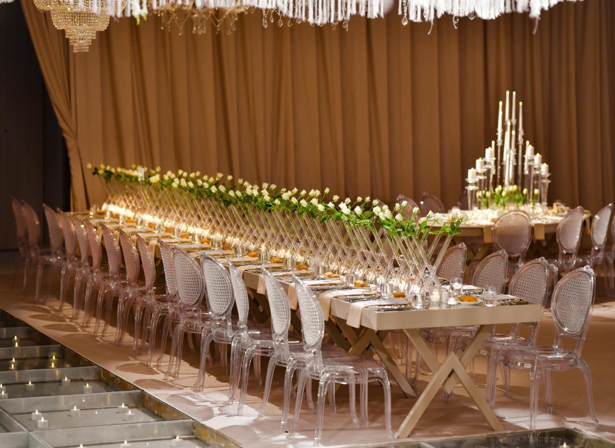 Address Istanbul Hotel Exterior foto A long table with chairs