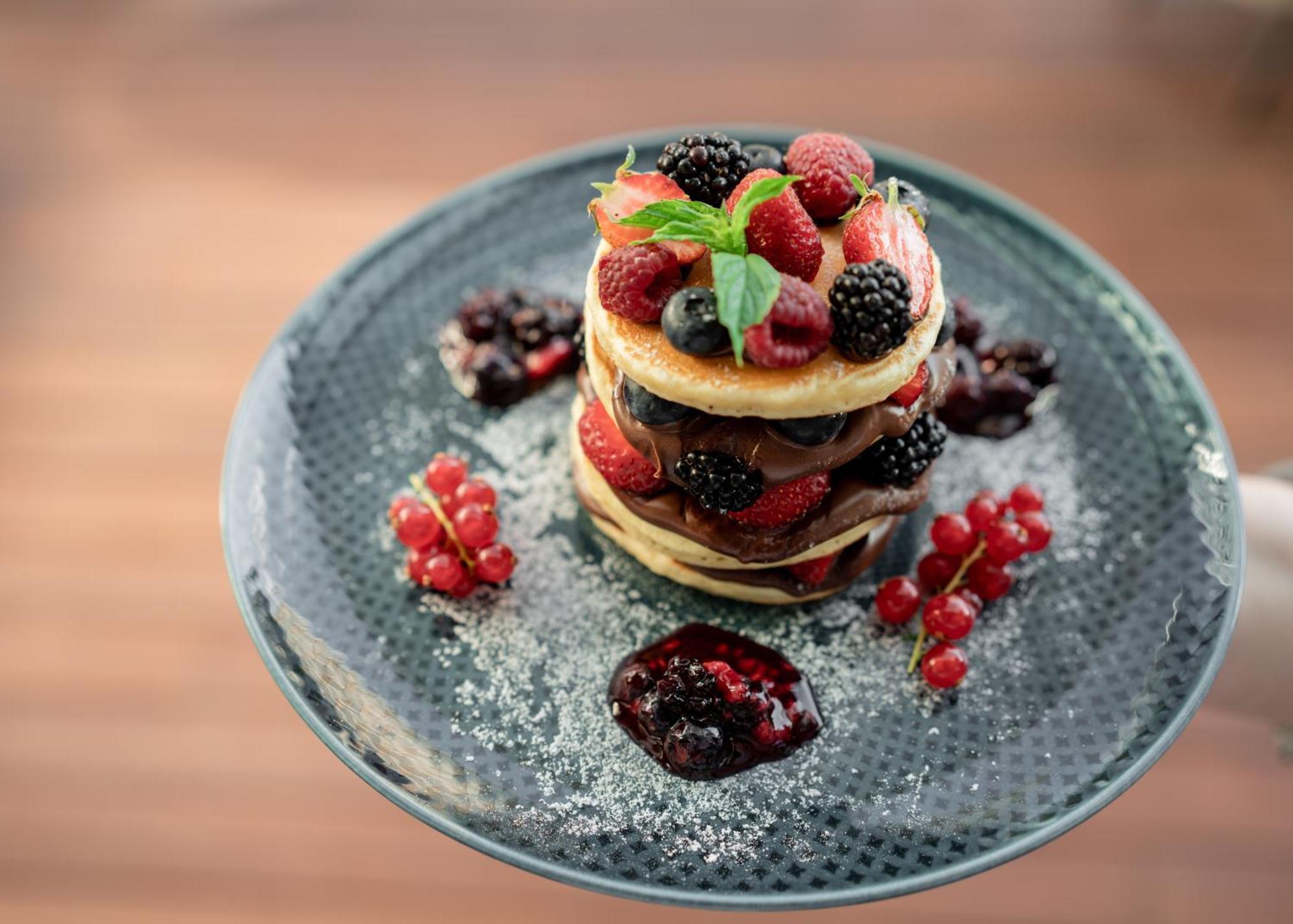 Address Istanbul Hotel Exterior foto A stack of pancakes with fruit